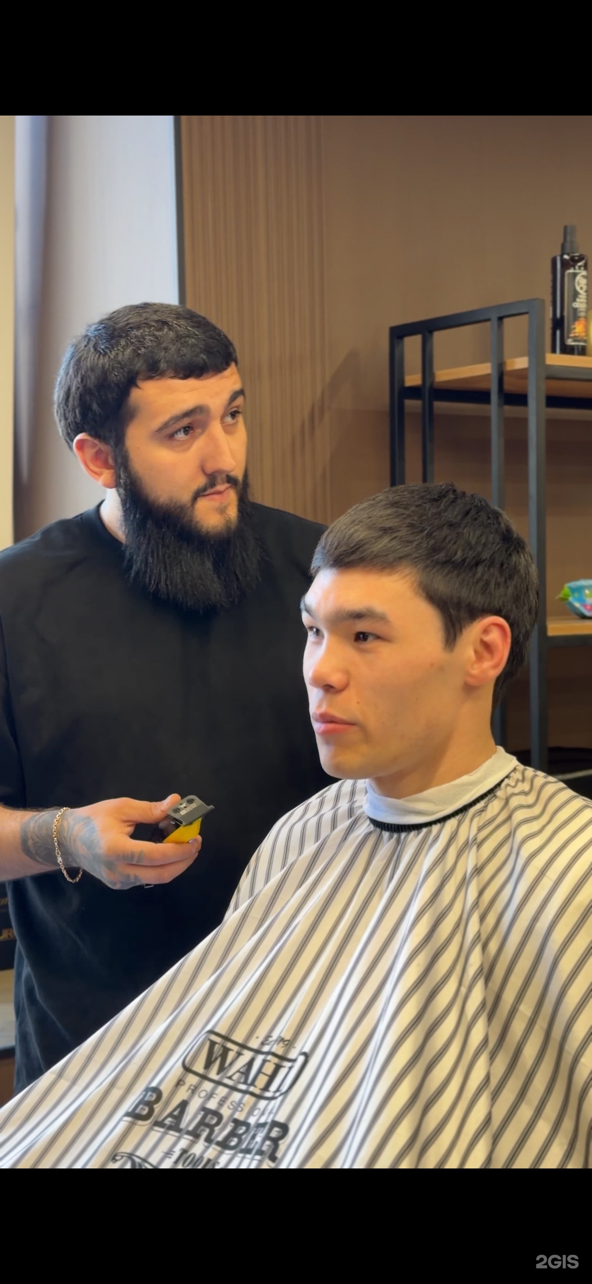 Старший барбер Турал с клиентом в кресле