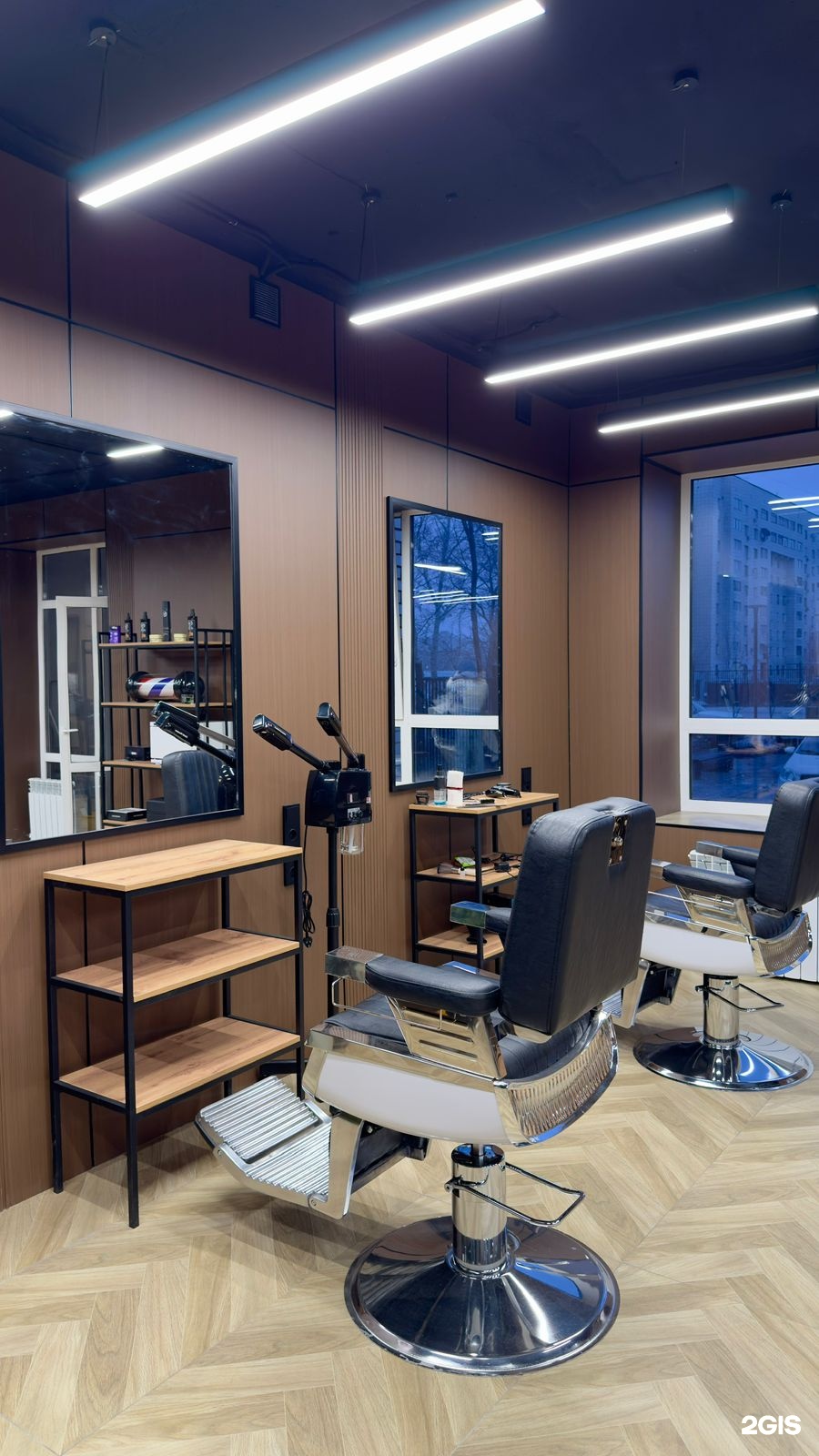 Барберские кресла и зеркала в зале OG Barbershop