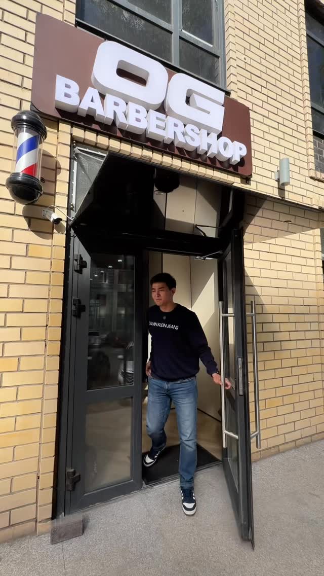 Клиент выходит из OG Barbershop